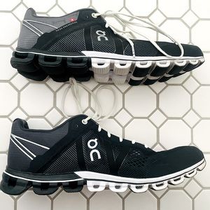 ON CloudFlow Women’s size 11 Running Shoes